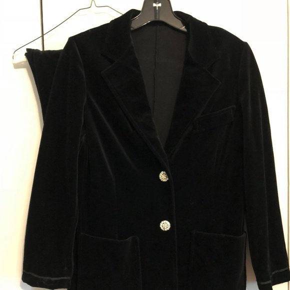 Woman's Suit! - Picture 1 of 16